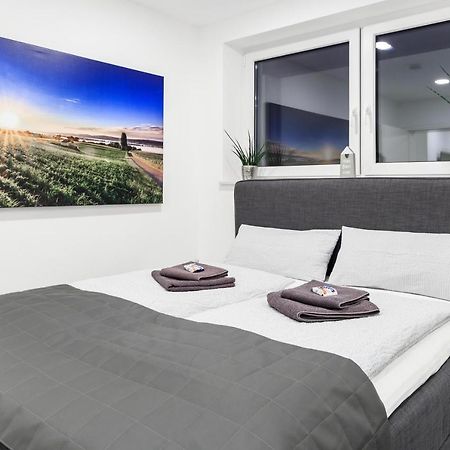 Auszeit Apartment Westend: Lakeside Retreat with 4 Bedrooms and Free Parking Friedrichshafen Exterior photo