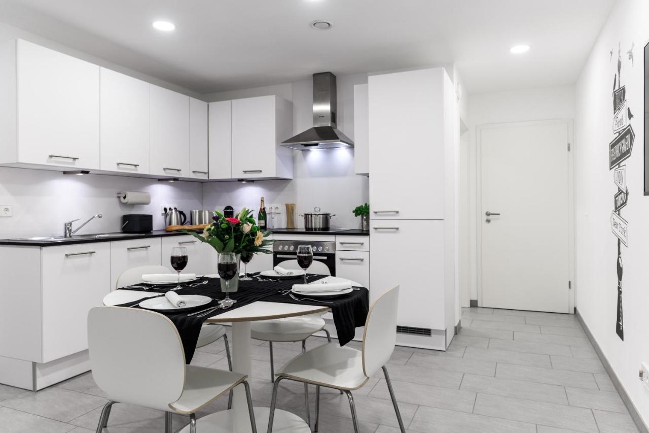 Auszeit Apartment Westend: Lakeside Retreat with 4 Bedrooms and Free Parking Friedrichshafen Exterior photo