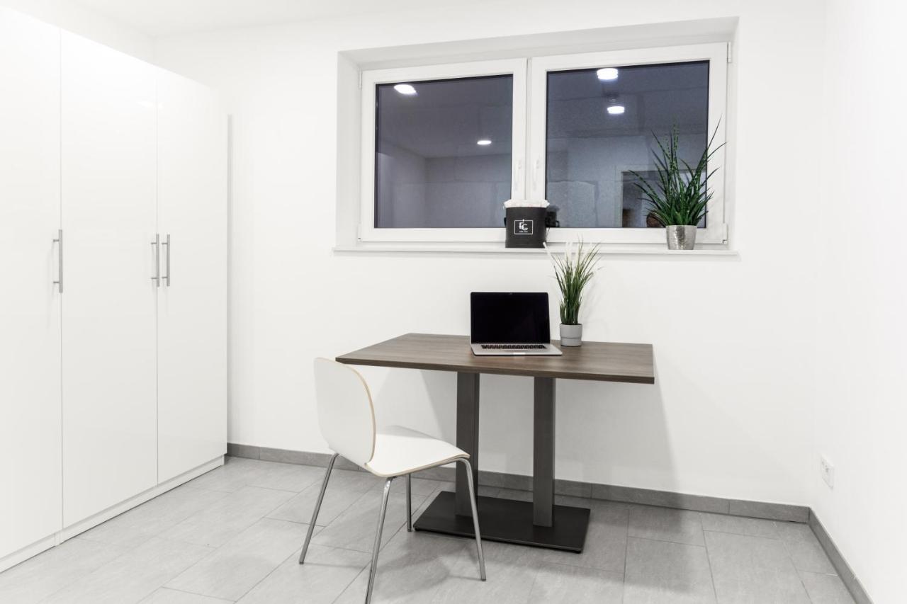 Auszeit Apartment Westend: Lakeside Retreat with 4 Bedrooms and Free Parking Friedrichshafen Exterior photo