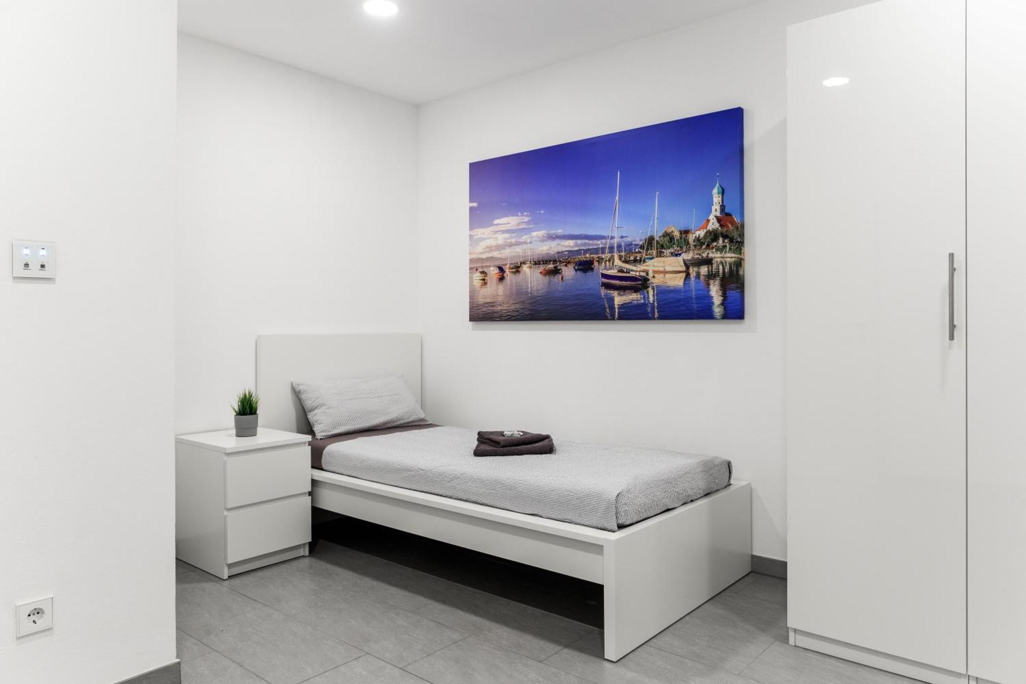 Auszeit Apartment Westend: Lakeside Retreat with 4 Bedrooms and Free Parking Friedrichshafen Exterior photo